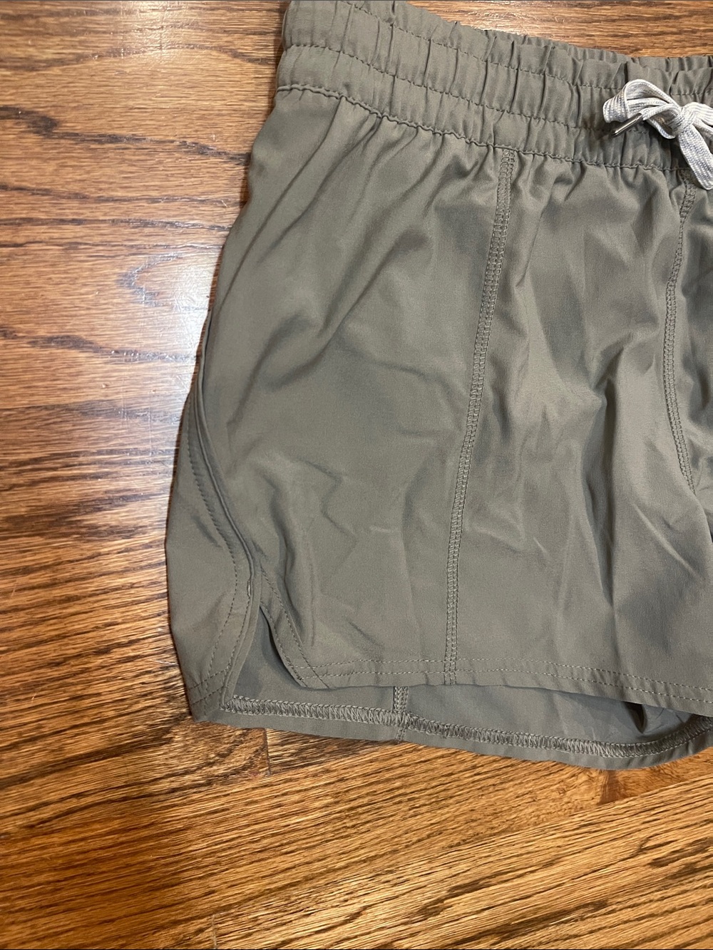 Vuori Women's Clementine 2.0 Shorts in Olive gray Sz M - Picture 4 of 13